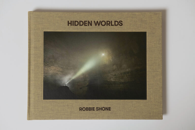 Prenota ora “Hidden Worlds” di Robbie Shone firmato a un prezzo speciale di 45€